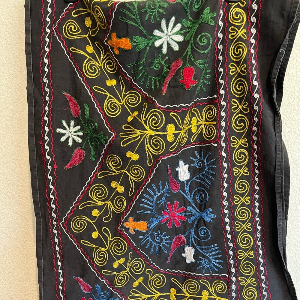 Embroidered scarf‎